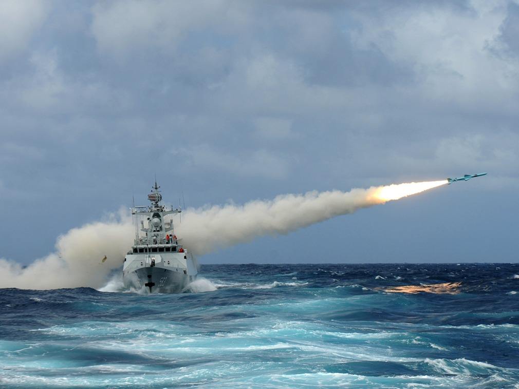 东风导弹|2枚东风导弹刚射向南海，美军侦察机就已出动，嗅觉灵敏让人可怕