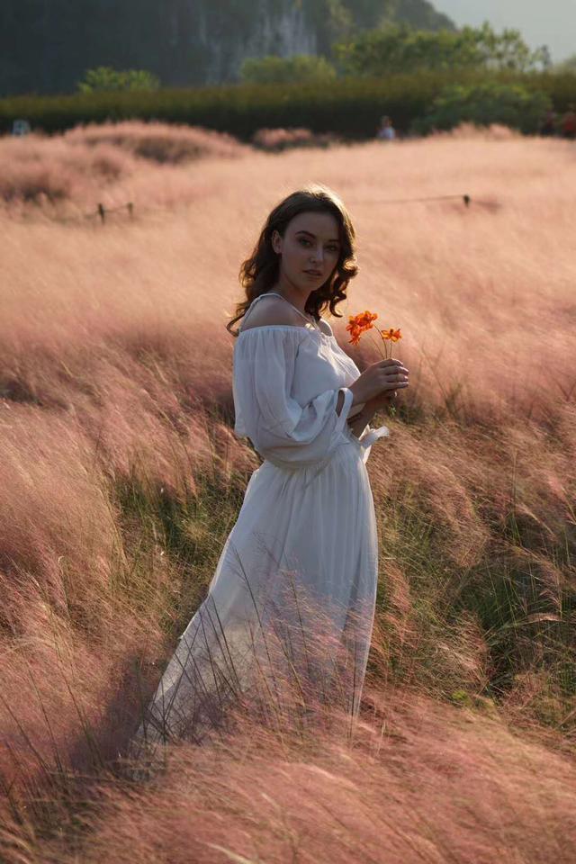 英西峰林|藏在清远英西峰林的绝美浪漫粉色花海，走入其中仿佛进入爱丽丝仙境。