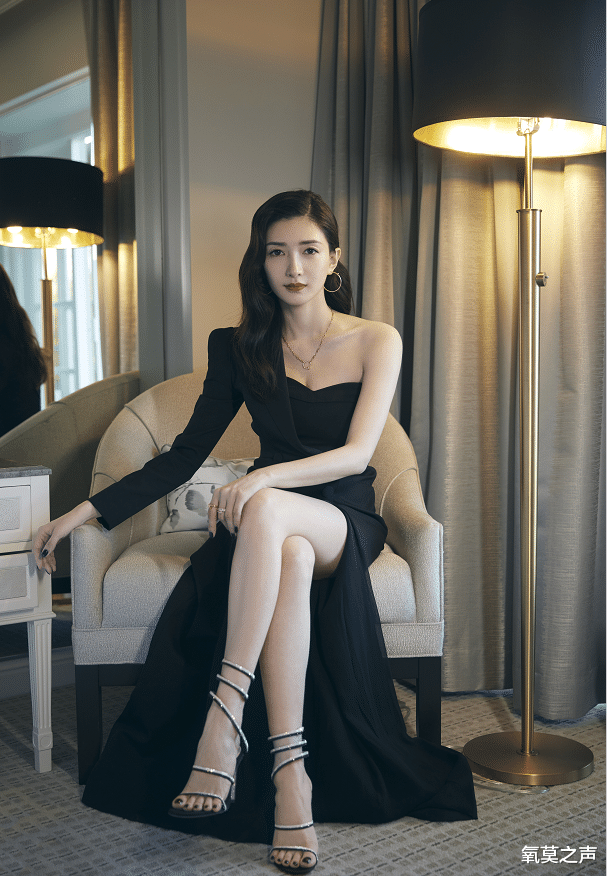 【江疏影】江疏影为证是腿精，直接将“数据线”绑在腿上，一般人真驾驭不来