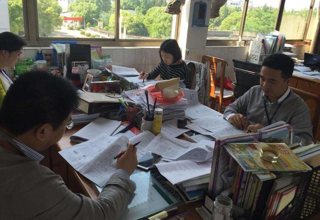 『教师』教育部又传来“好消息”,1000多万教师受益,“铁饭碗”更铁了