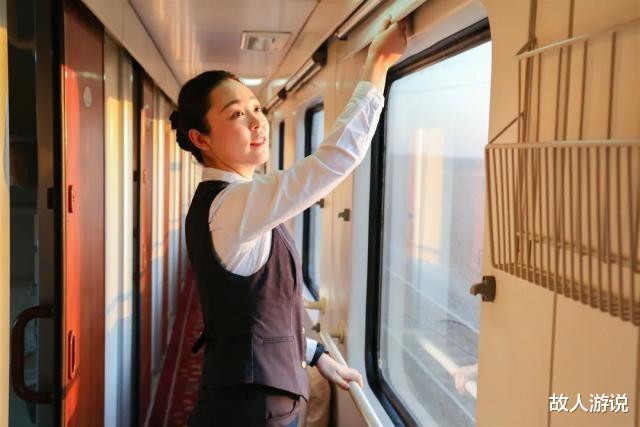 故人游说 一趟穿过4个季节的列车,跨越整个中国,乘务员要换6套衣服