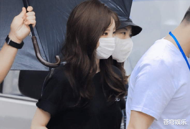 李一桐■《亲爱的挚爱的》路透，胡一天李一桐cp感强，见到kk战队成员欣喜