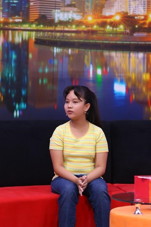 睹图|13岁女孩出生后就一直住在船上，7旬独腿父亲靠买彩票供她上学