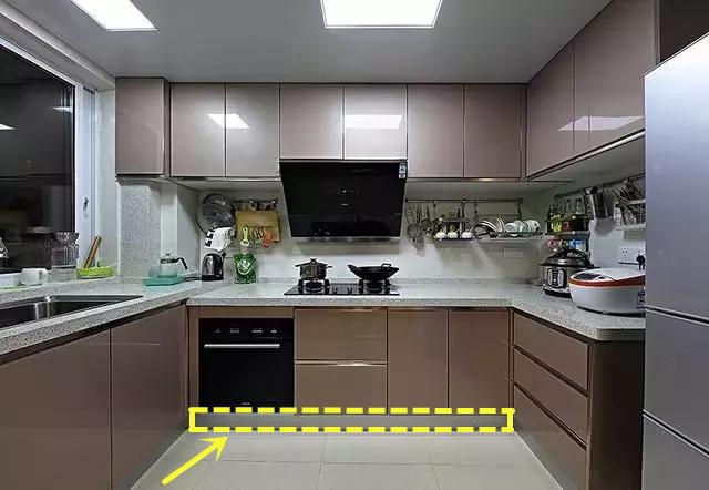 【】厨房踢脚板别封死,裁成一段一段的,装上滑道收纳翻倍更隐蔽!