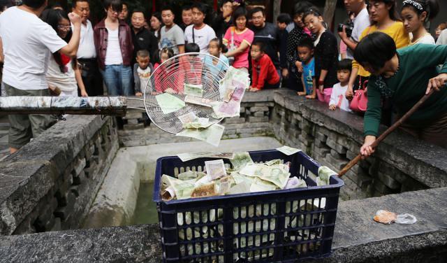 曾在景区许愿池扔过的硬币,最后到哪去了?知道真相你还想扔吗?