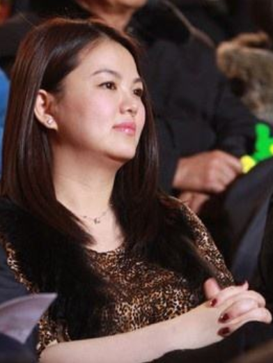 李湘|李湘炫富“翻车”?住一晚6000块的酒店,被众人吐槽体重与财富成正比