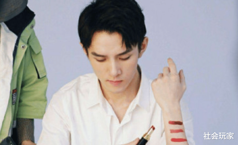 龙虾■网红吃播有多假?龙虾是塑料的,火锅底料是面包,甚至人都是假的