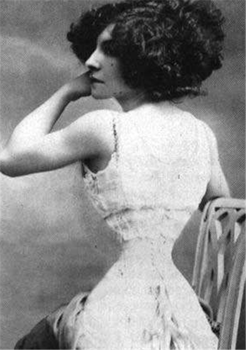 不惜一切|古代女性为了追求美，不惜一切代价，一个吓哭小孩，一个挤坏器官