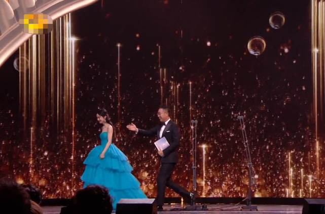 赵丽颖|没见过世面多可怕？赵丽颖颁奖闹笑话，惹台下一片唏嘘，宋佳表情最亮眼！