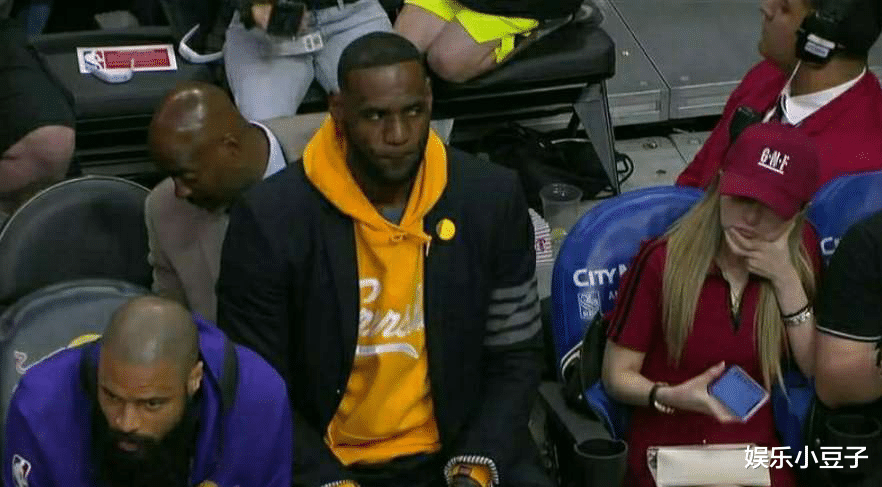 #勒布朗·詹姆斯#周扬青的实力有多强？NBA赛场坐詹姆斯旁，网友：难怪有恃无恐！