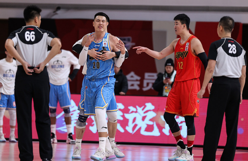 翟曉川|黑色1.7秒！翟曉川+解指導(dǎo)率隊(duì)罷賽，周琦點(diǎn)贊，名嘴：判罰沒問題