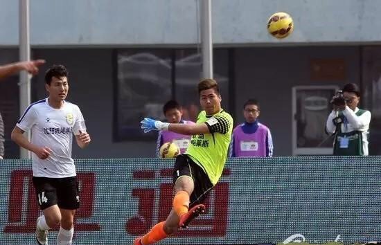 『上海申花』最终确认,申花三将正式遭崔康熙弃用,被3新援挤走签下一人引争议