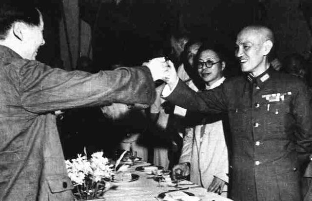 蒋介石|蒋介石身份证件曝出后，里面的内容连毛主席都称他有“民族大义”