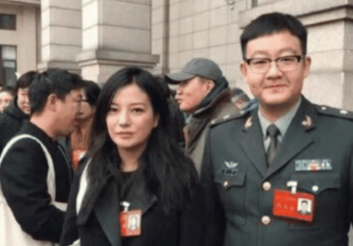 明星素颜@人民大会堂不许化妆，所有明星都被打回原形，看到FBB我醉了