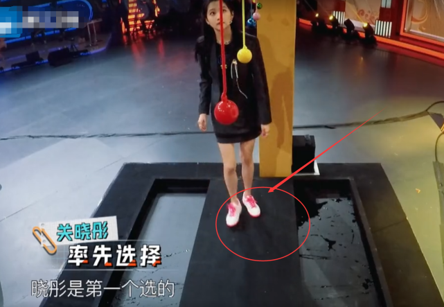 关晓彤@关晓彤录节目脱鞋，没引起观众注意，谁知脚部动作成功引热议