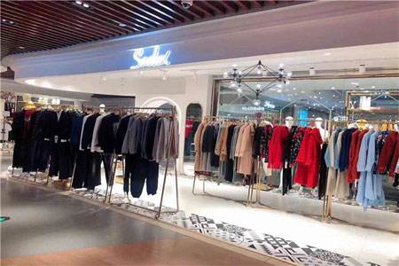 “月薪2万5舍不得买300的衣服”：成年人的残酷真相全写在这