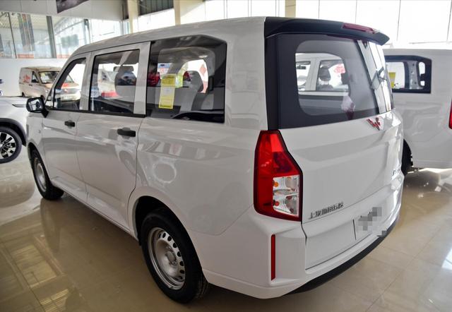 动力|国产MPV“神车”再升级，1.5T动力落地仅5万，新五菱宏光plus真帅气