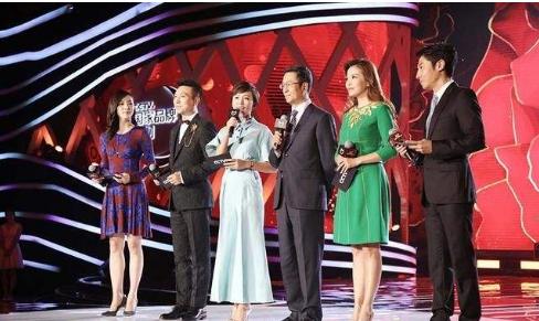 王小丫|52岁主持王小丫近照，表情特别严肃，发福胖的都快认不出！