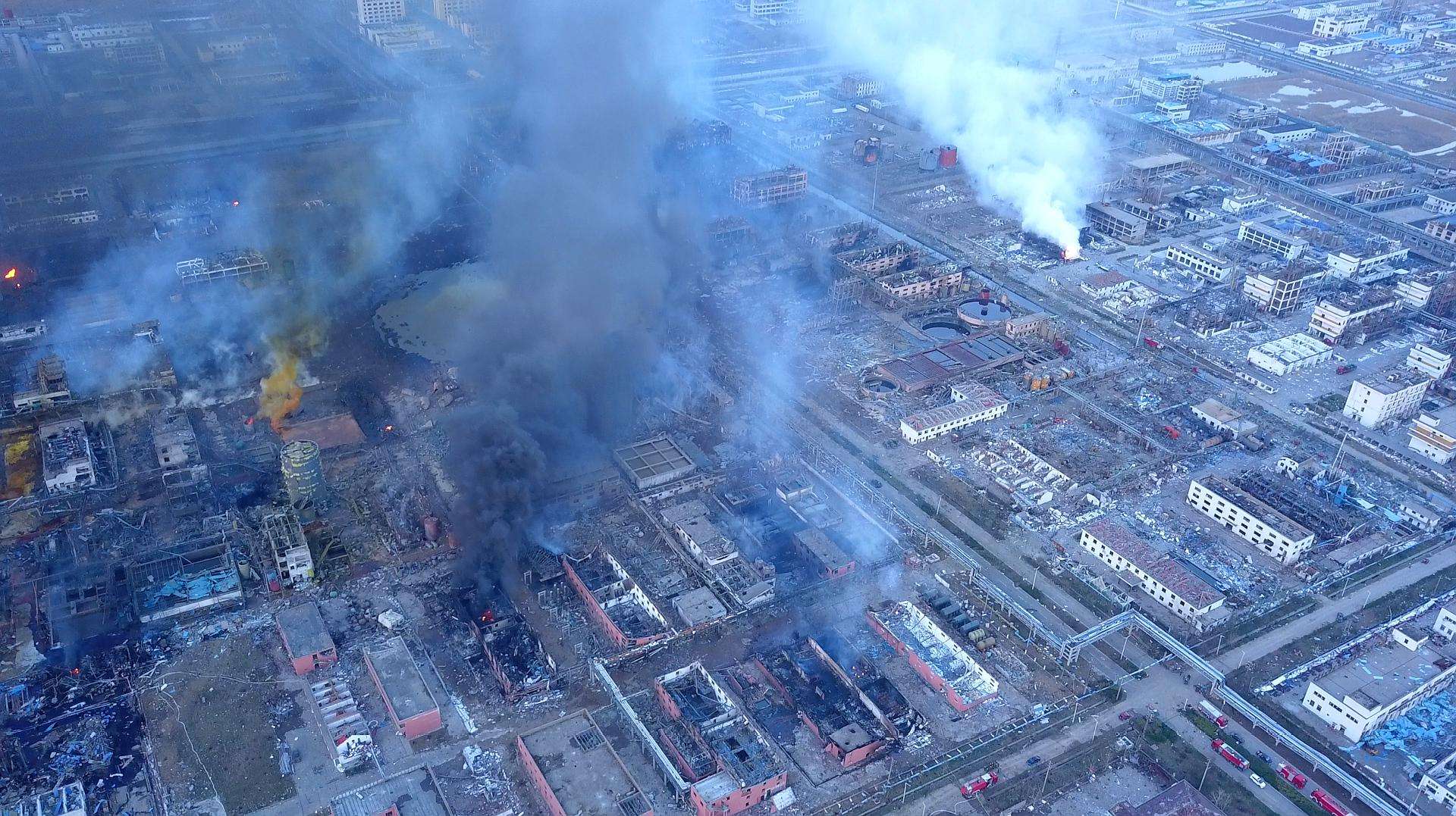 一聲巨響！美國一化工廠發生劇烈爆炸，“毒霧”疑似氯氣泄漏-圖4