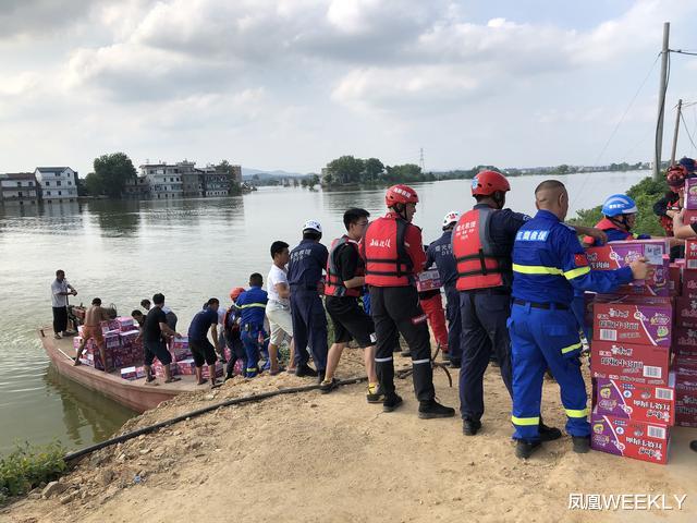 凤凰WEEKLY|鄱阳抗洪士兵多为十八九岁，村民煮三大桶肉汤犒劳