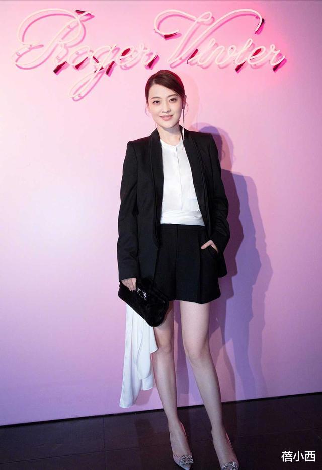 [衬衫]梅婷也玩起了时尚造型，穿睡衣风衬衫配阔腿裤，剪了短发更洋气