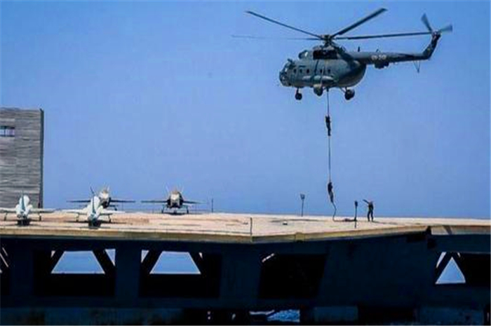 伊朗|大批导弹击中甲板！伊朗士兵突然索降木制航母，宣布成功“俘获”