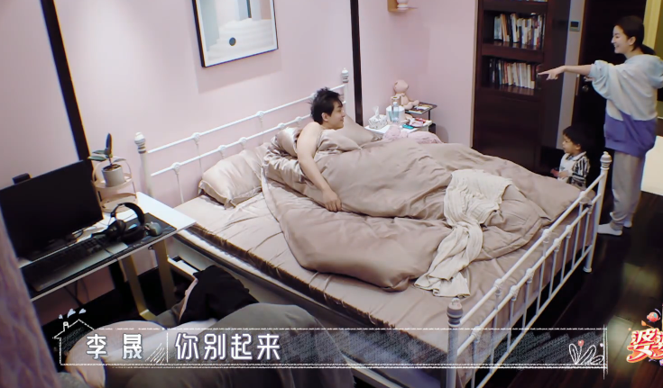 李佳航▲李佳航在家不用干家务，跟李晟分房睡，感叹做演员不够红心情焦虑