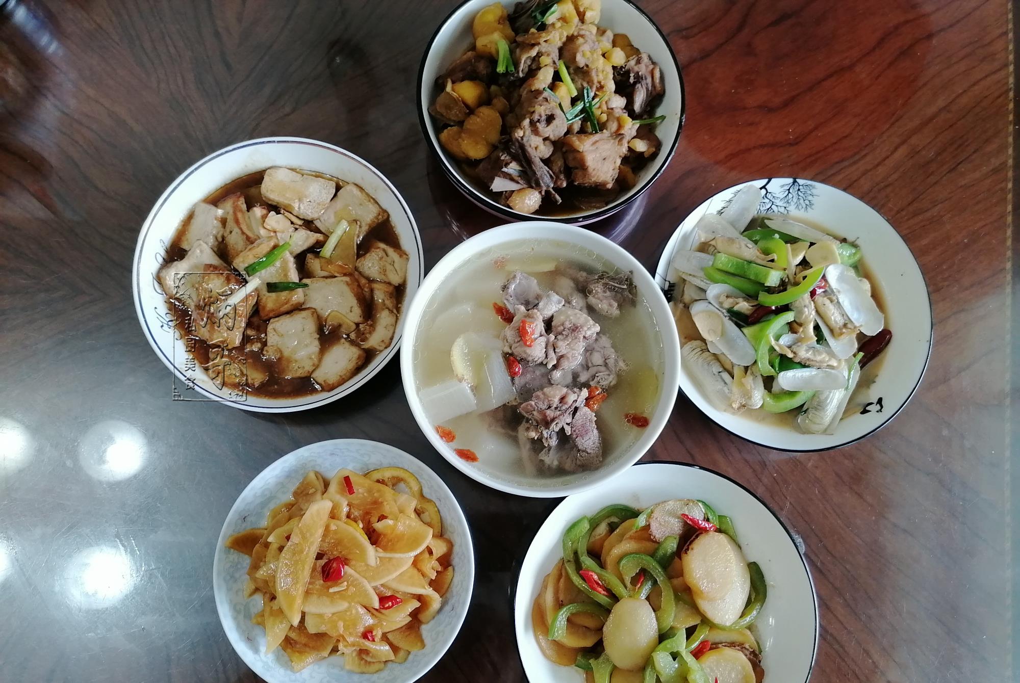 面粉|跟老婆回娘家，丈母娘整一桌子硬菜，网友：好丈母娘都是别人的！