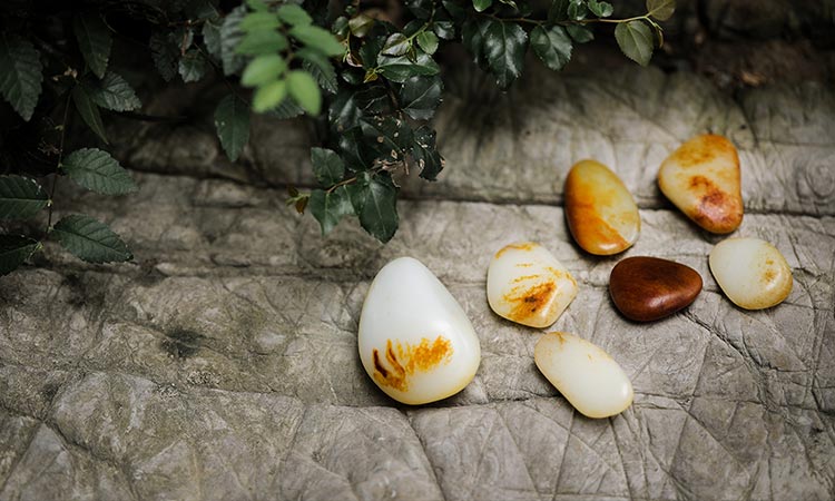 新疆维吾尔自治区|同样都是和田玉，为什么吧白度相差那么大？