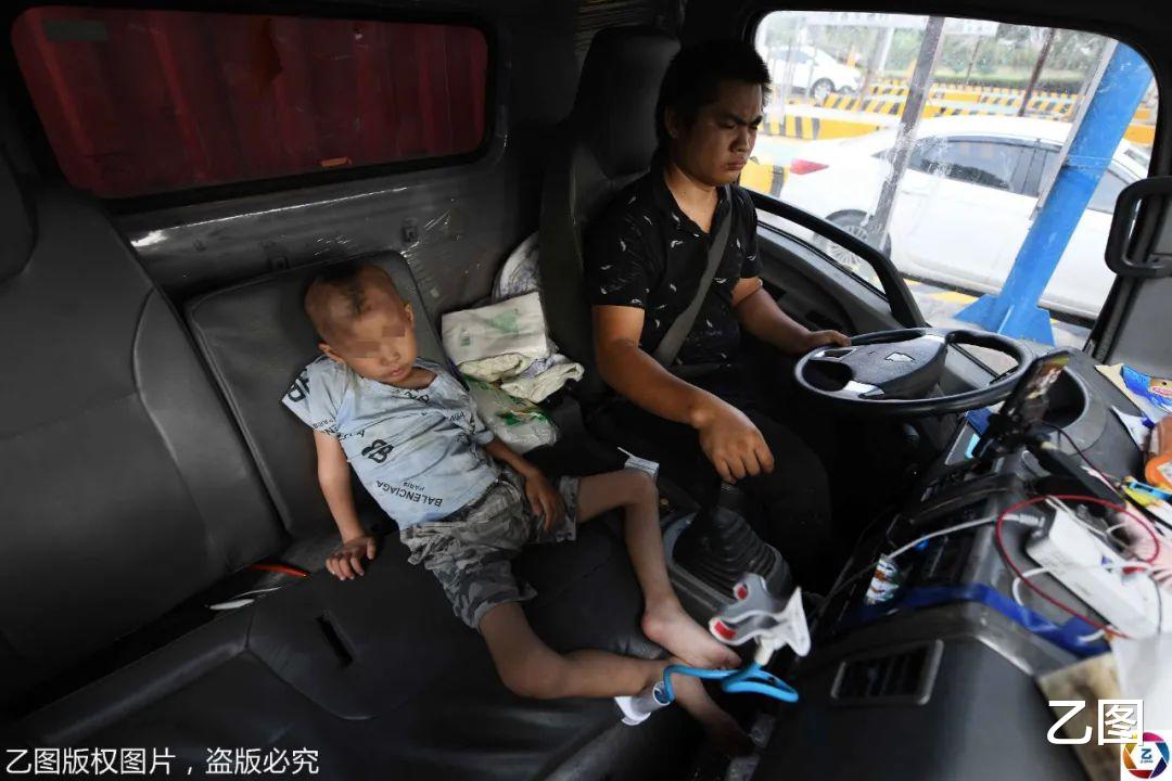 大v|大货车司机带儿子骨灰回家，称葬在爷爷奶奶身边，自己很放心