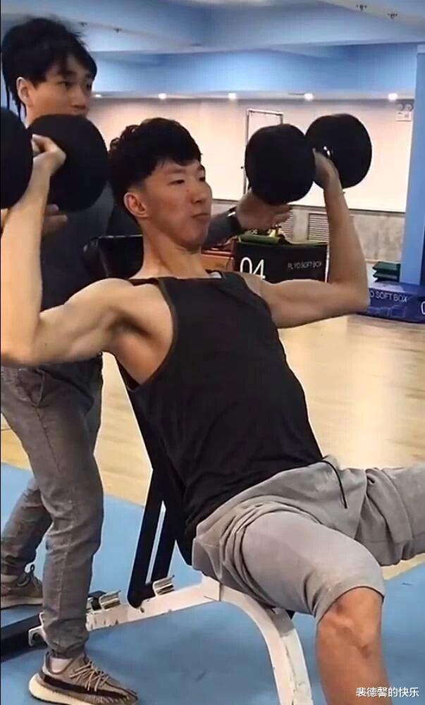 周琦|周琦变身肌肉男！大魔王完成进化！疯狂增重真的好吗？