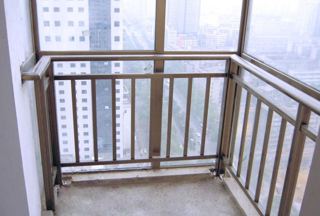 ▲新房阳台护栏到底能不能拆？这2点不达标，趁早拆了重装！安全