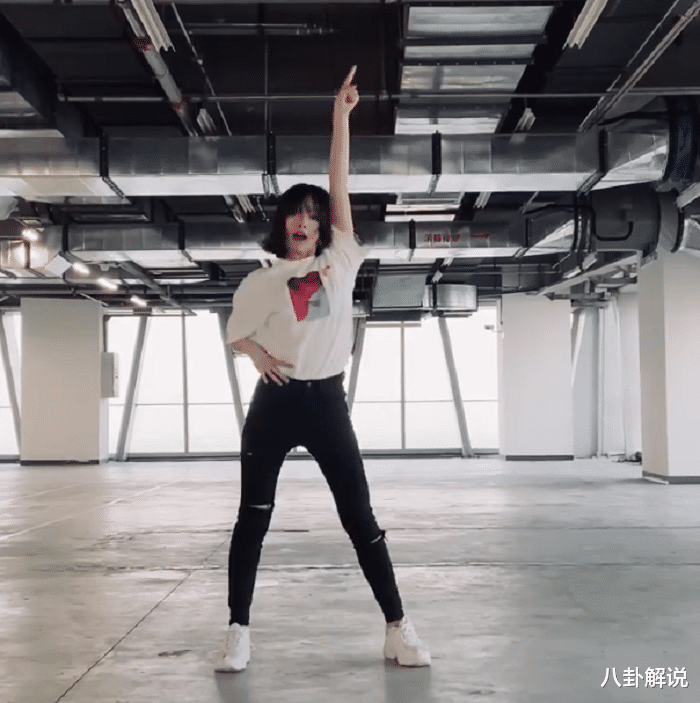 朱林雨：朱林雨刚被《青你2》淘汰，转身就跳《创3》主题曲，太甜美了