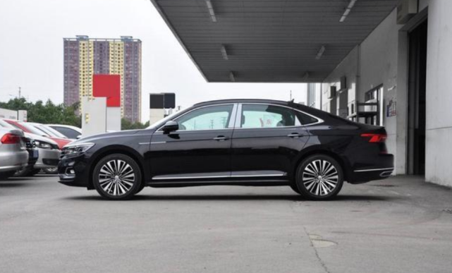 「大众帕萨特」长超4.9米轴距近2.9米，堪称B级车标杆，低油耗5.7L，18万起