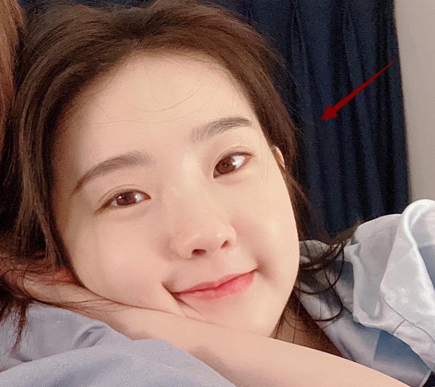 张艺凡|张艺凡睡前6连拍，却火了“酸奶指甲”，真不怕滴被子上洗不掉？