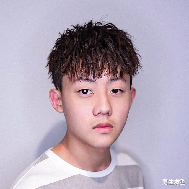 『发型』天热发型不要只会“剃光”，男士留这些时尚造型，看着就很帅气