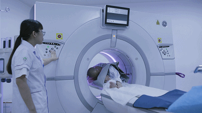 广州日报大洋网|看一次哭一次!身体被敲断4次的“折叠人”出院了