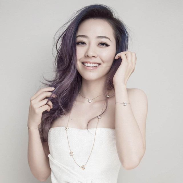 张靓颖|张靓颖身材还是那么好，36岁穿上牛仔裙身材依然紧致，不输年轻人