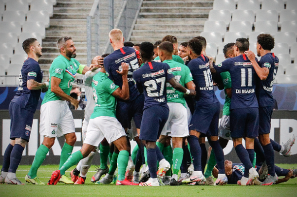 法国队|姆巴佩生涯险断送:脚踝90度恐怖反折,直接下场!惊动法国总统