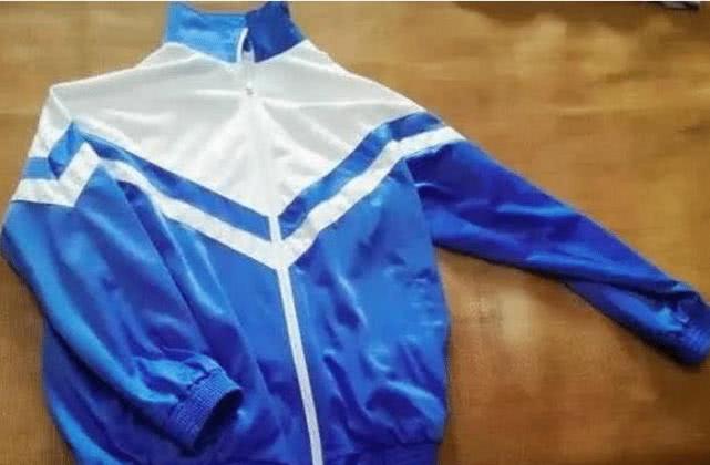 早恋▲校长发明“防早恋”校服，学生穿上会心一笑：能抓住算我输