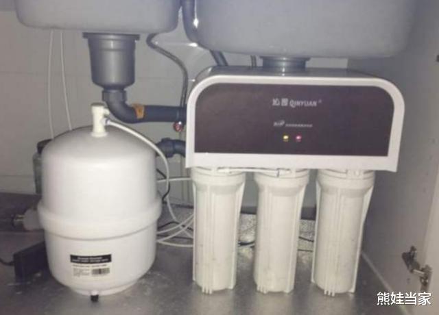 熊娃当家|央视曝光“毒水”，看着干净但金属超标，你还敢让孩子喝吗？