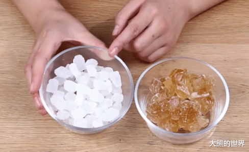 「香蕉」买冰糖,到底是白的好还是黄的好?冰糖厂员工说漏嘴,以后别瞎买!