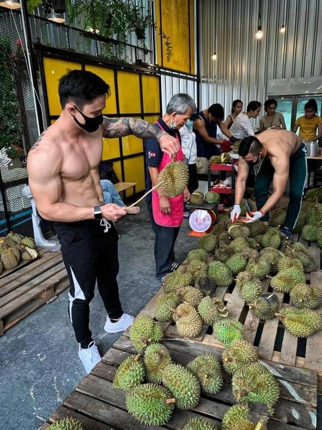 榴莲:撸铁不行撸榴莲!泰国健身教练改行卖榴莲,这画风也太猛了!