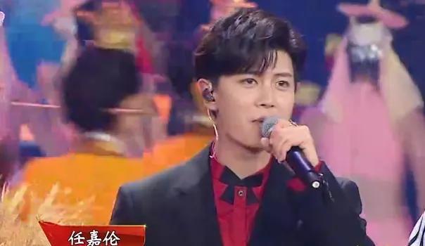迪丽热巴|国庆晚会怼脸拍：唐嫣苹果肌抢镜，热巴脸变长，关晓彤状态最好