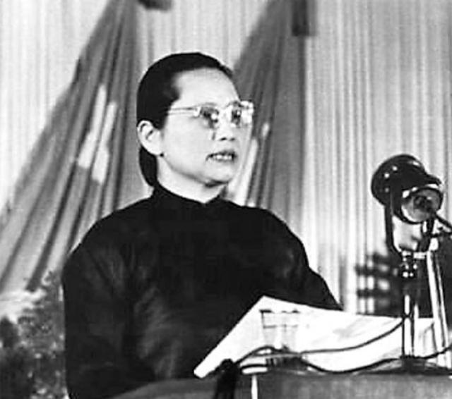 [宋庆龄]宋庆龄有个保姆，伺候她50仍未结婚，临终遗言：将我葬在保姆旁边