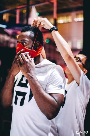 #詹姆斯·哈登#球员必须戴口罩！NBA新规来袭，哈登该咋办？他刮胡子要赔2亿美金