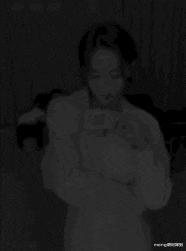 张馨予：探班秀恩爱？张馨予录视频，何捷戴口罩坐沙发上，全然不知已出镜