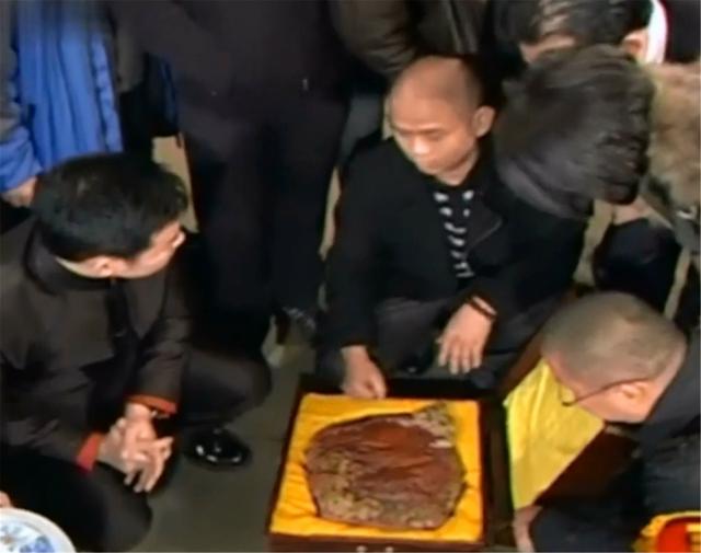 晓君侃史|男子用公司换了一块石头，老婆离婚出走，专家：她现在肯定想回来