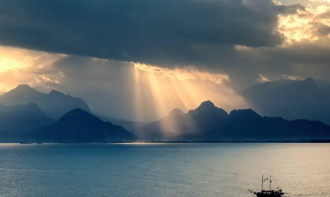|老话讲“一人不进庙”，午夜钓鱼突遇电闪雷鸣，我躲进破庙避雨