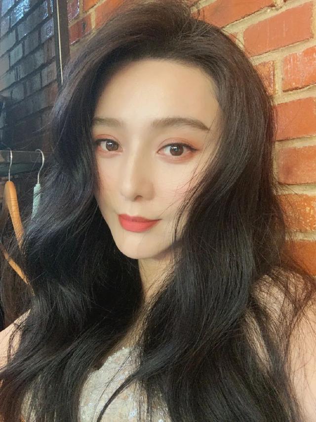 范冰冰|范冰冰卑微成这样？遭网红发丑照还主动点赞，靠造型师晒图挽尊